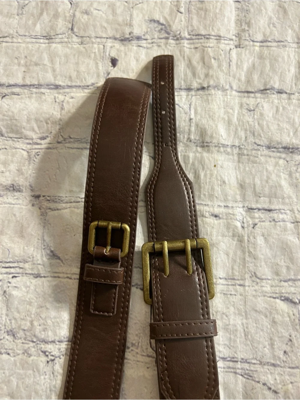 LOT OF (2) DIFFERENT BELTS OLIVE PEBBLE GRAIN GOLD TONE RINGS & BROWN UNIQUE